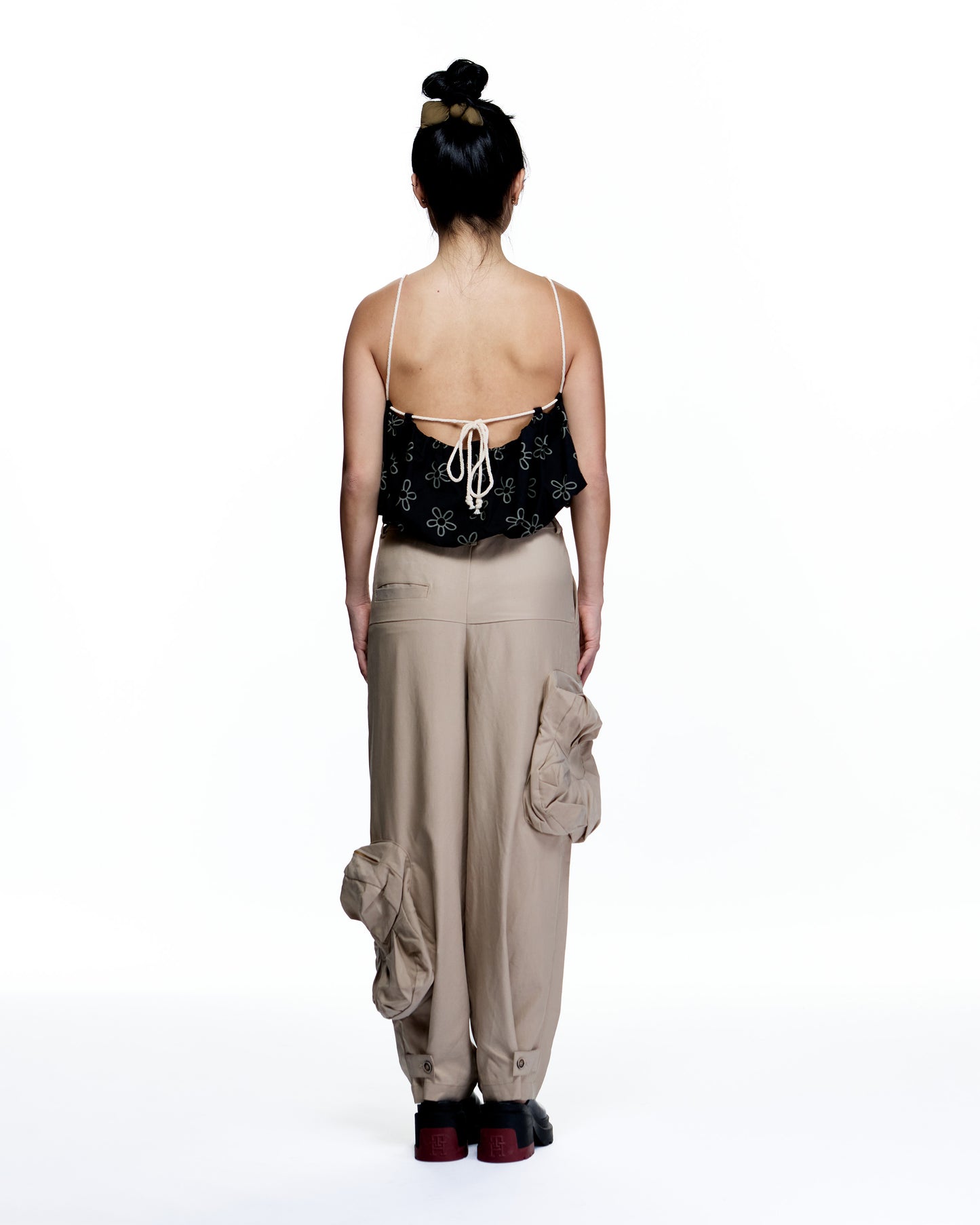 ASYMMETRIC FLOWER POCKETS CROPPED PANTS_SAND