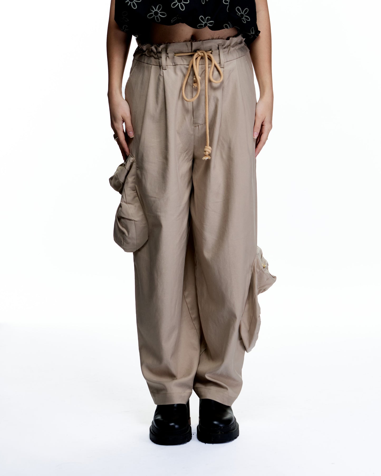 ASYMMETRIC FLOWER POCKETS CROPPED PANTS_SAND