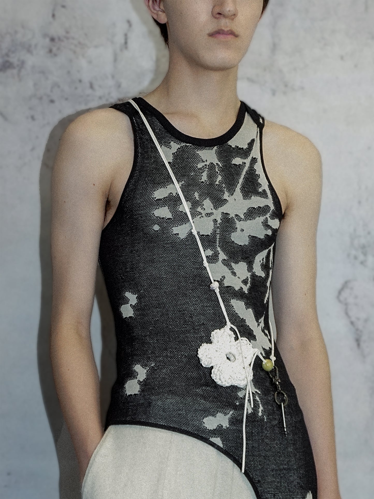 UNDER THE SHADOW CUT OUT TANK TOP_BLACK