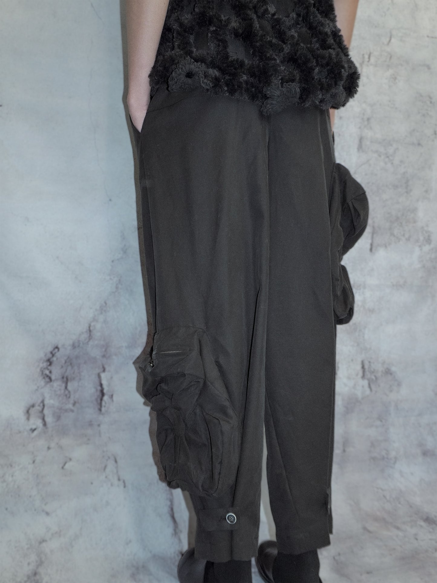ASYMMETRIC FLOWER POCKETS CROPPED PANTS_BLACK