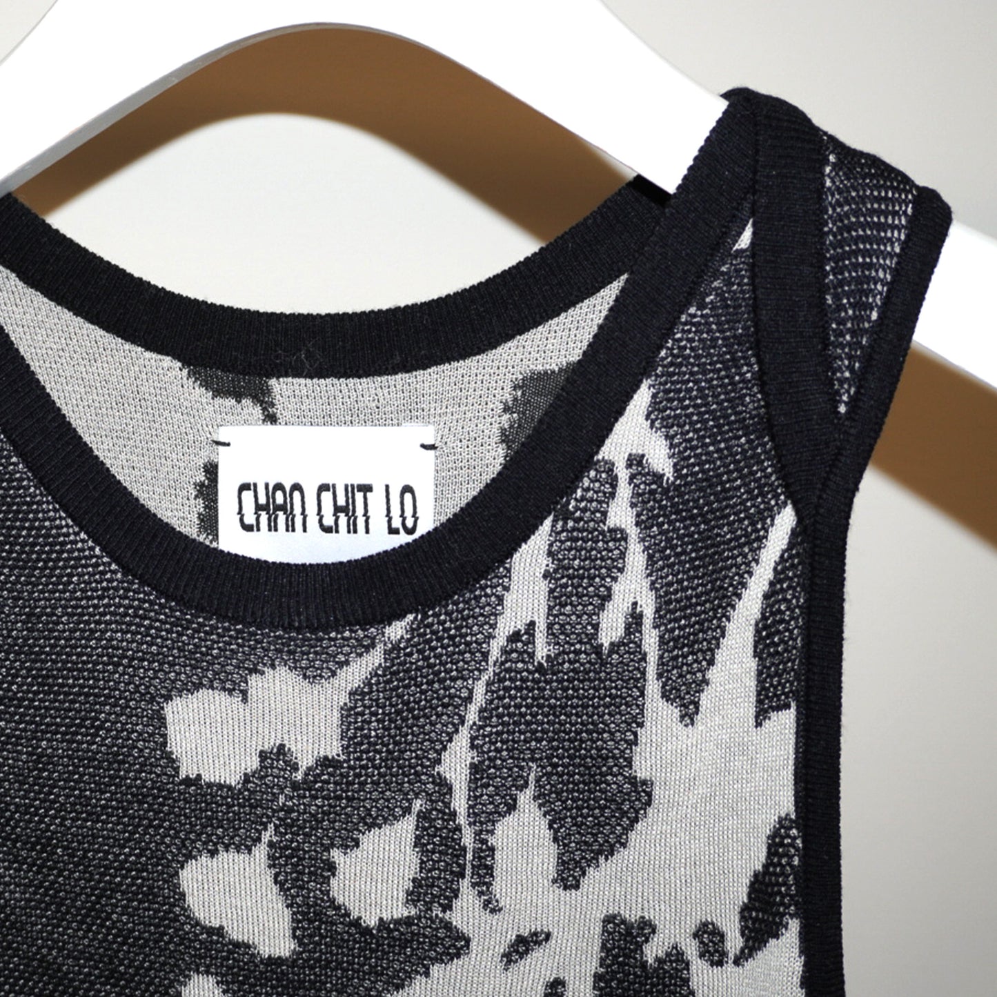 UNDER THE SHADOW CUT OUT TANK TOP_BLACK