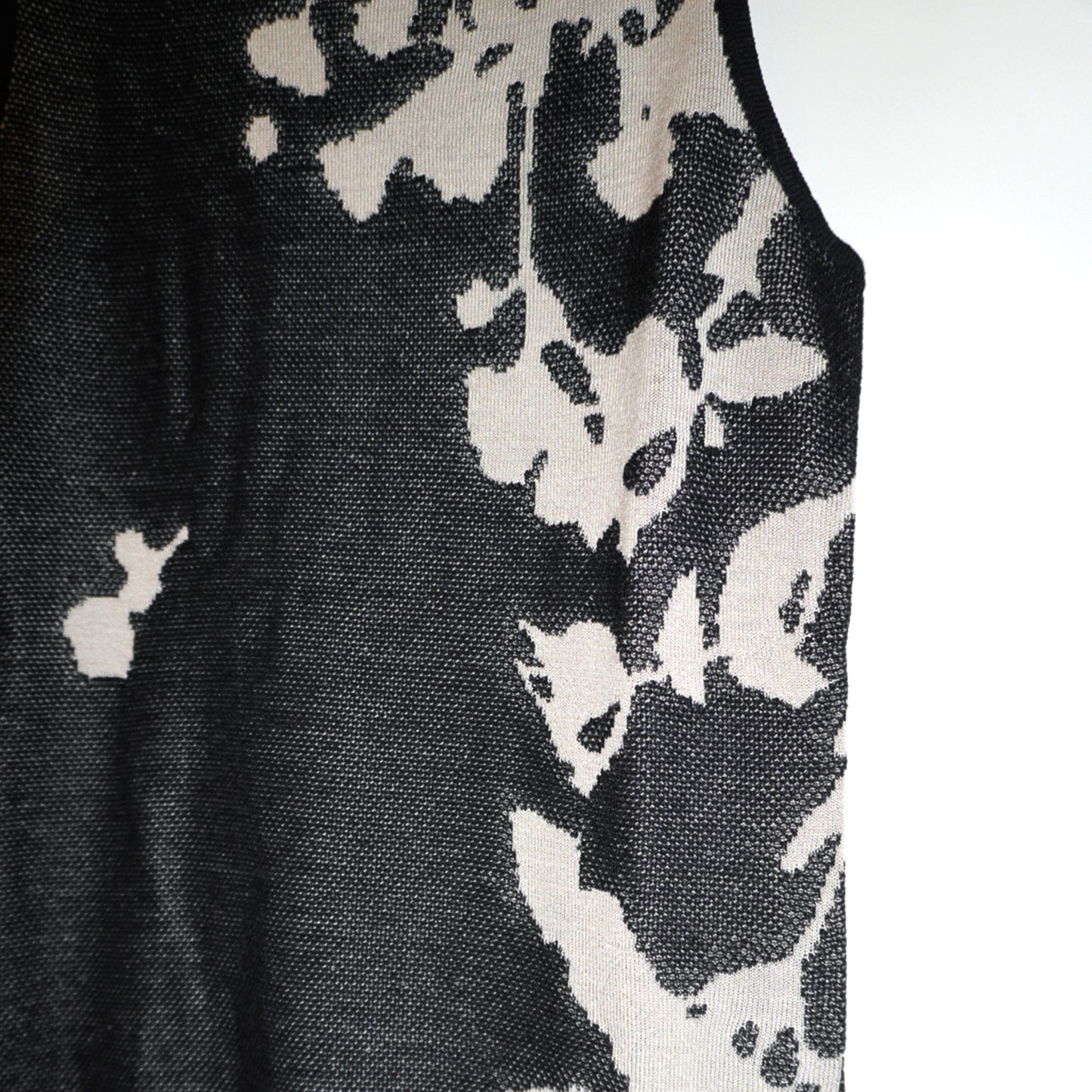 UNDER THE SHADOW CUT OUT TANK TOP_BLACK