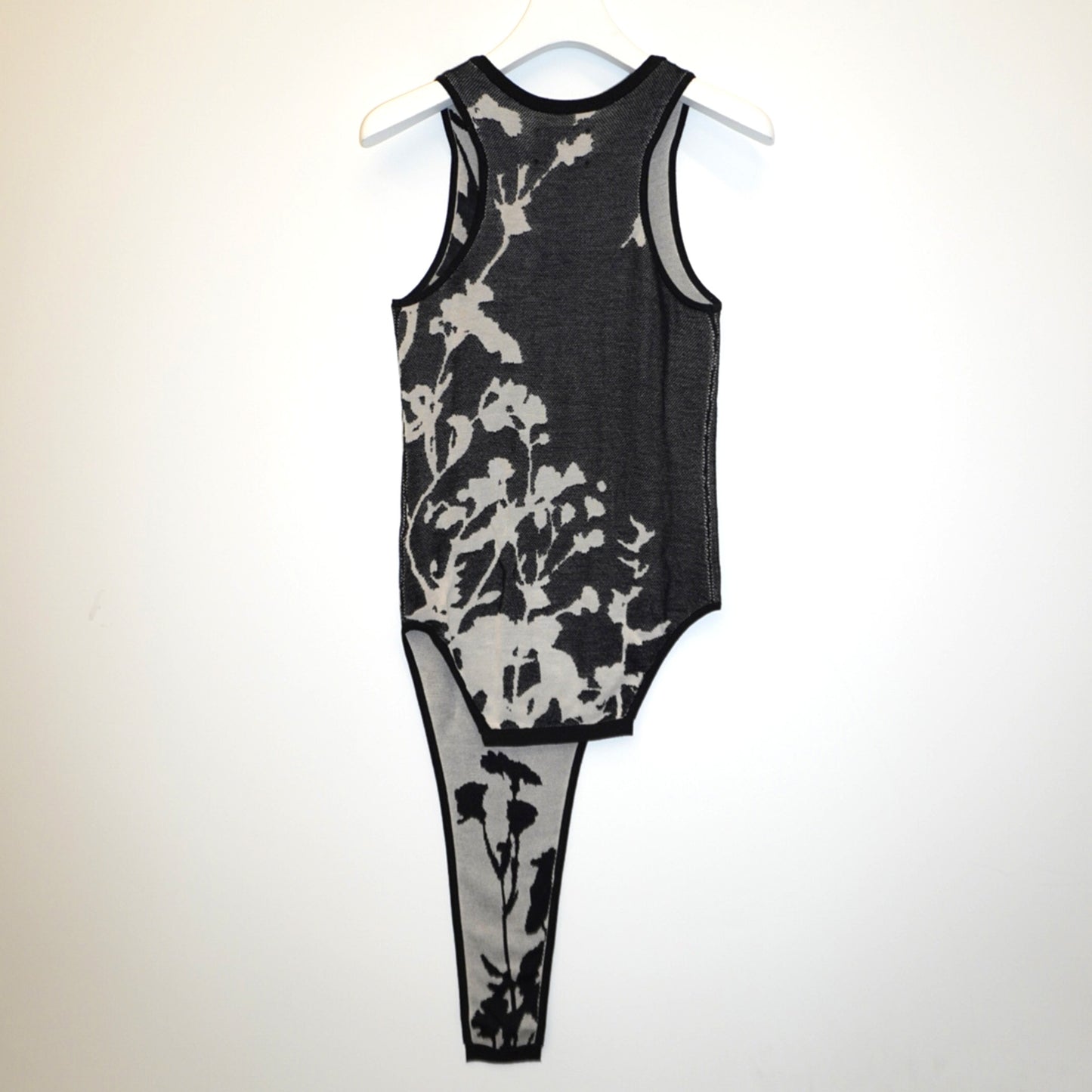 UNDER THE SHADOW CUT OUT TANK TOP_BLACK