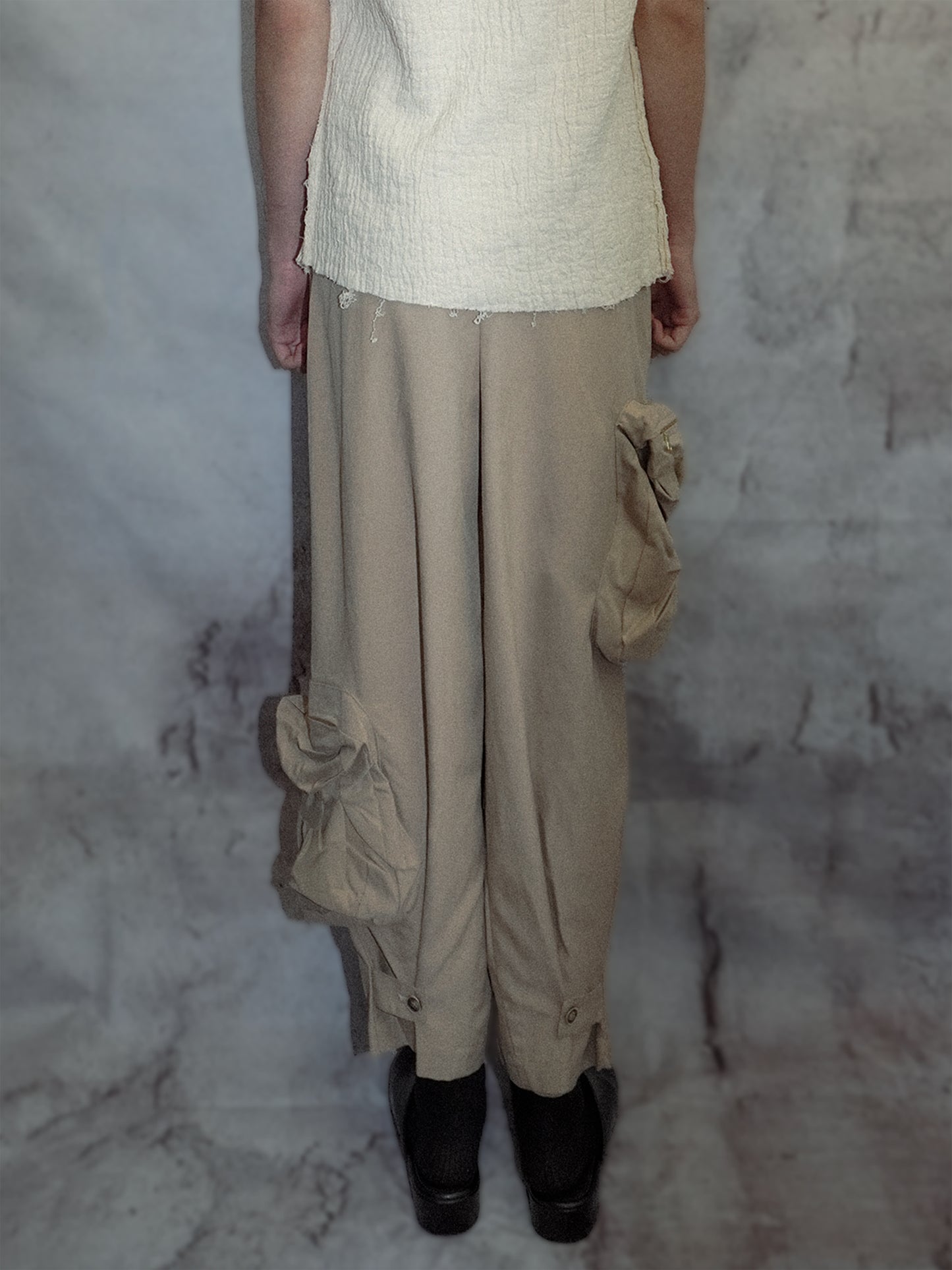 ASYMMETRIC FLOWER POCKETS CROPPED PANTS_SAND