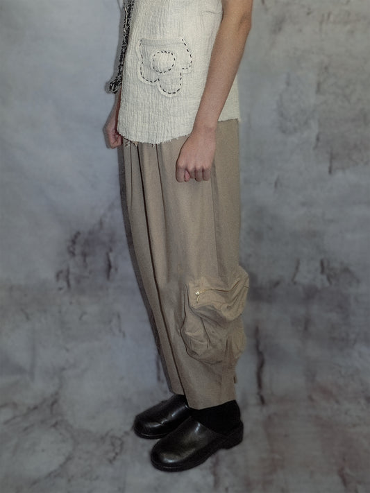 ASYMMETRIC FLOWER POCKETS CROPPED PANTS_SAND