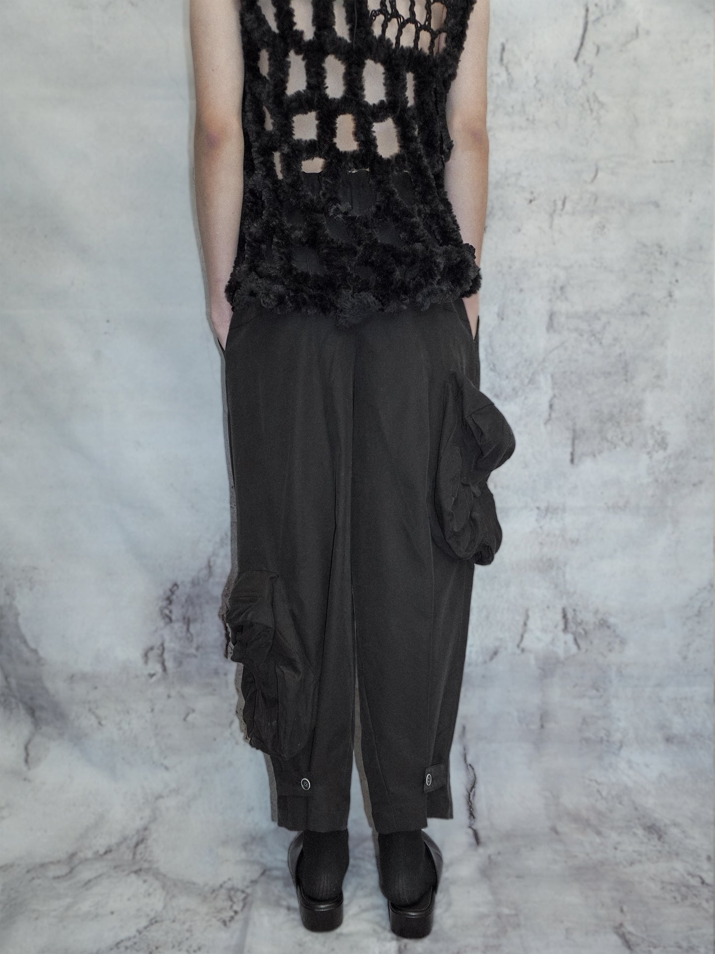 ASYMMETRIC FLOWER POCKETS CROPPED PANTS_BLACK