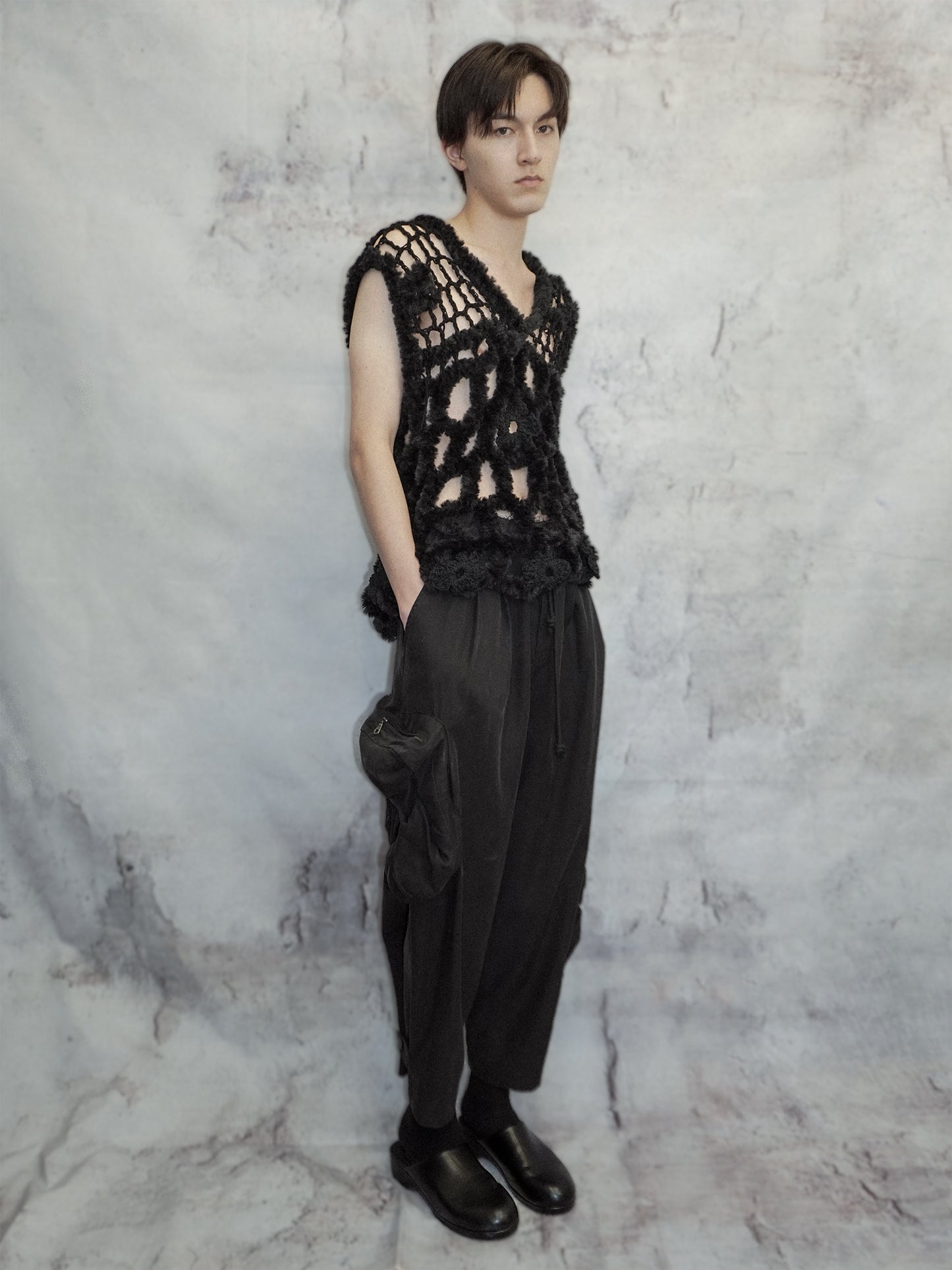 ASYMMETRIC FLOWER POCKETS CROPPED PANTS_BLACK