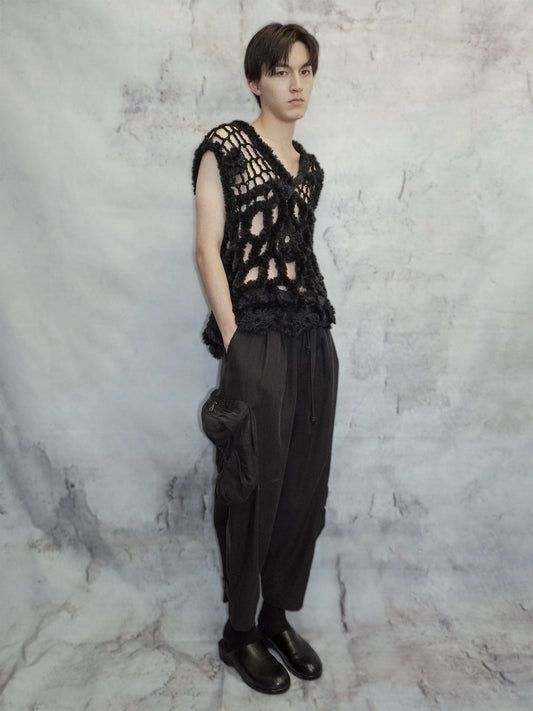 ASYMMETRIC FLOWER POCKETS CROPPED PANTS_BLACK